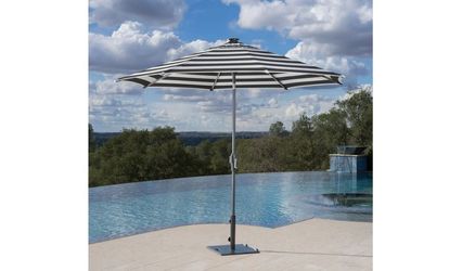 Sunvilla 10' Round Solar LED Market Umbrella NEW