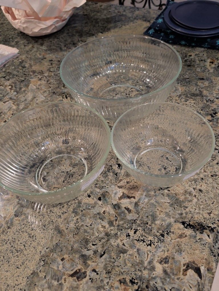 Pyrex Bowls With Lids.