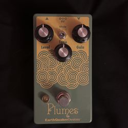 Plumes EarthQuaker Guitar Pedal