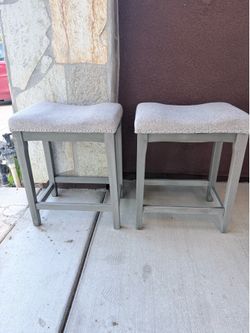 Set of 2 upholstered gray barstools