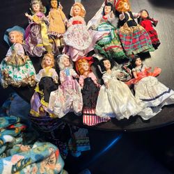 1970 Dolls Of The World