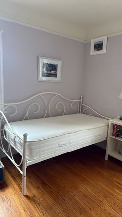 Day bed frame and hybrid mattress