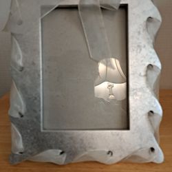 VJV-Frame color is silver with white ribbon