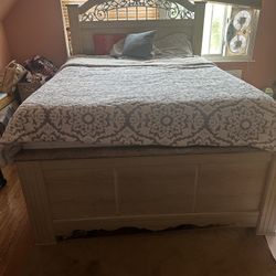 Entire 5piece Bed Room Set For Sale !!!! 