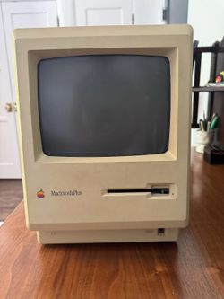 Vintage Macintosh Plus (Vintage Apple computer 1986) M0001A