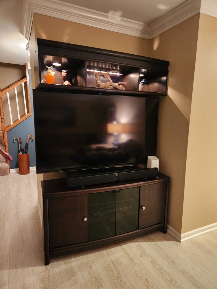 TV Stand With Wall-mounted Shelving