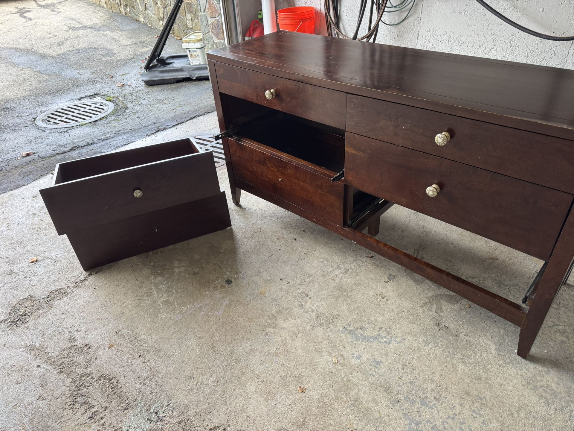 Free - Dresser