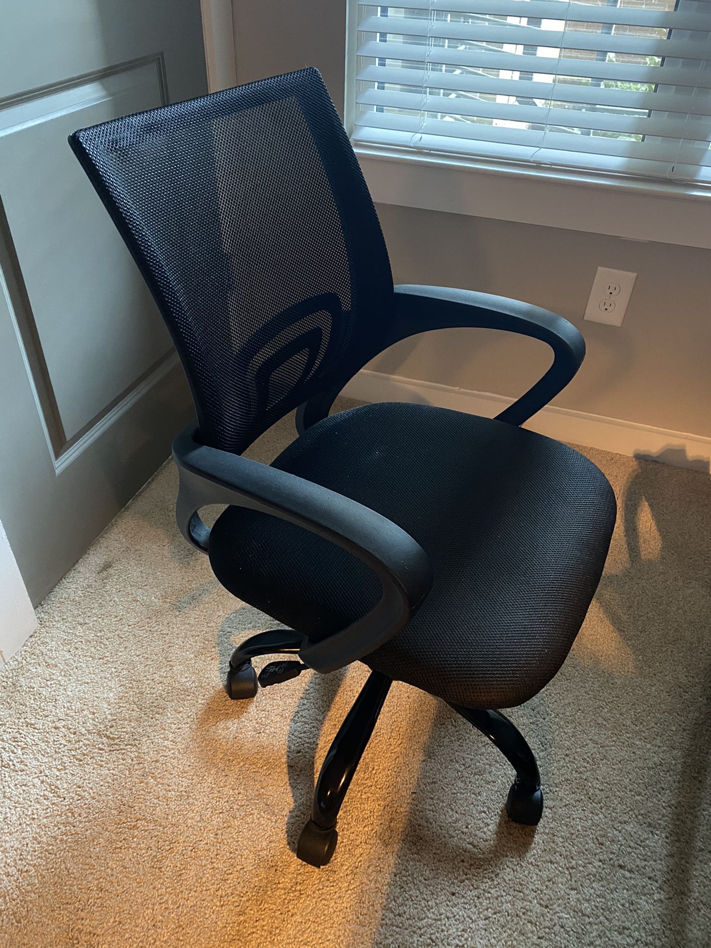 Black desk chair