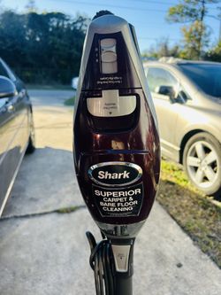 Shark HV322 Rocket Pet Plus - Aspiradora de palo con cable con luces LED frontales, depósito de polvo XL, ligera, perfecta para recoger pelo de mascot