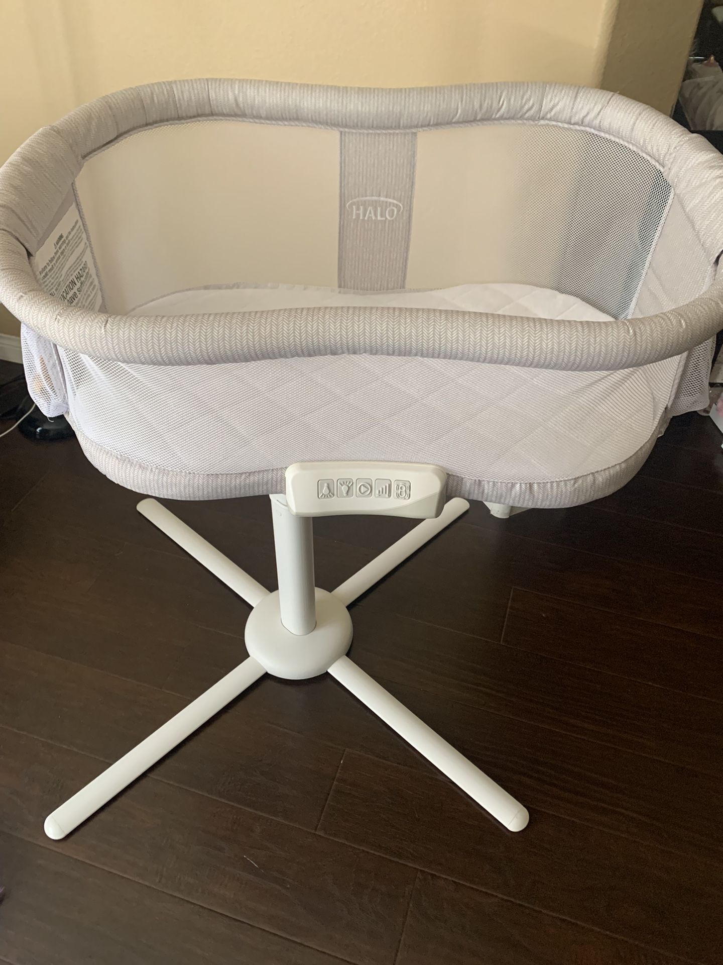 HALO Premiere Swivel Sleeper for Sale in Las Vegas, NV OfferUp