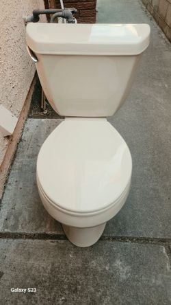 Free!! KOHLER Toilet you pick up in Oxnard  works perfect . Removed to install new comfort height toilet