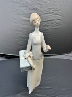 vintage Lladró #4700 "The Dressmaker