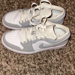 Women’s Jordan 1 Lows (White Gray Wolf)