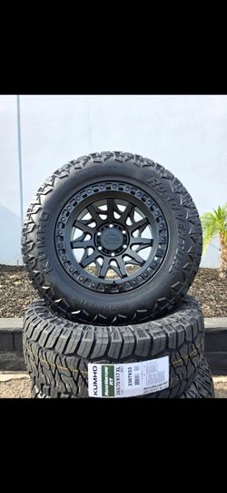 17" LOCK Lunatic w/ 32" Kumho RT tires