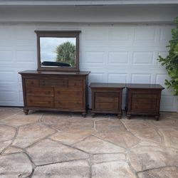 Dresser And Nightstands 