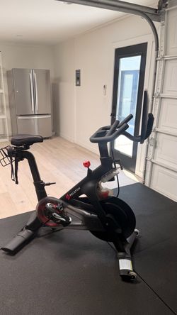Peloton Bike – Excellent Condition – Purchased 2022 – Moving Sale