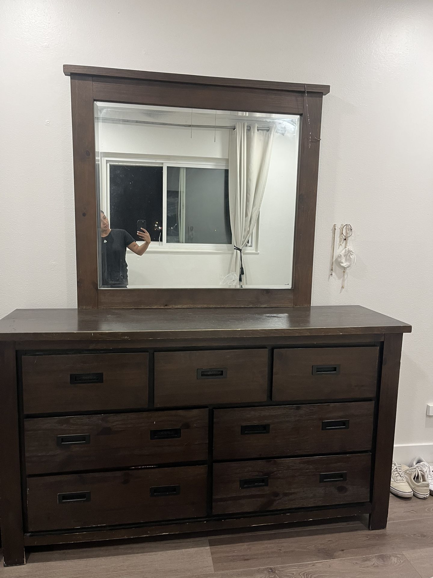 Dresser With Mirror