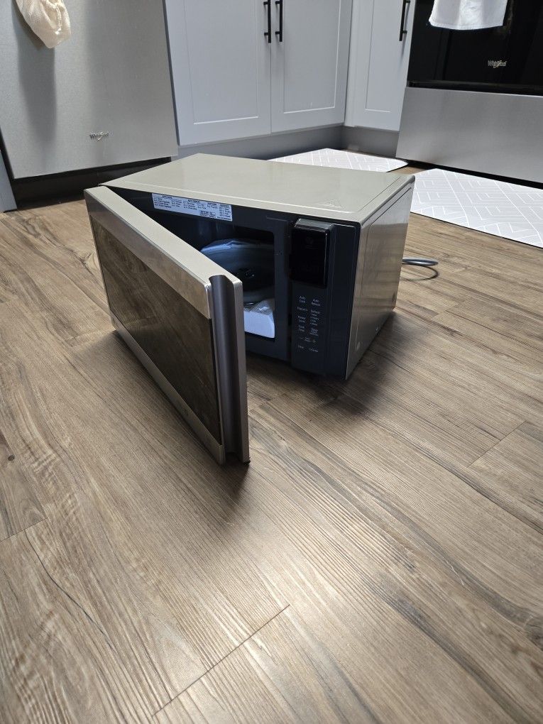 LG 1000 Watt Silver/black Microwave Oven 40$
