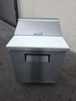 True TSSU-27-08-HC 27" TSSU Series Sandwich/Salad Prep Table Refrigerated 115V