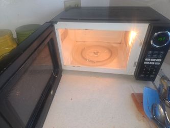Black Countertop Microwave with Turntable