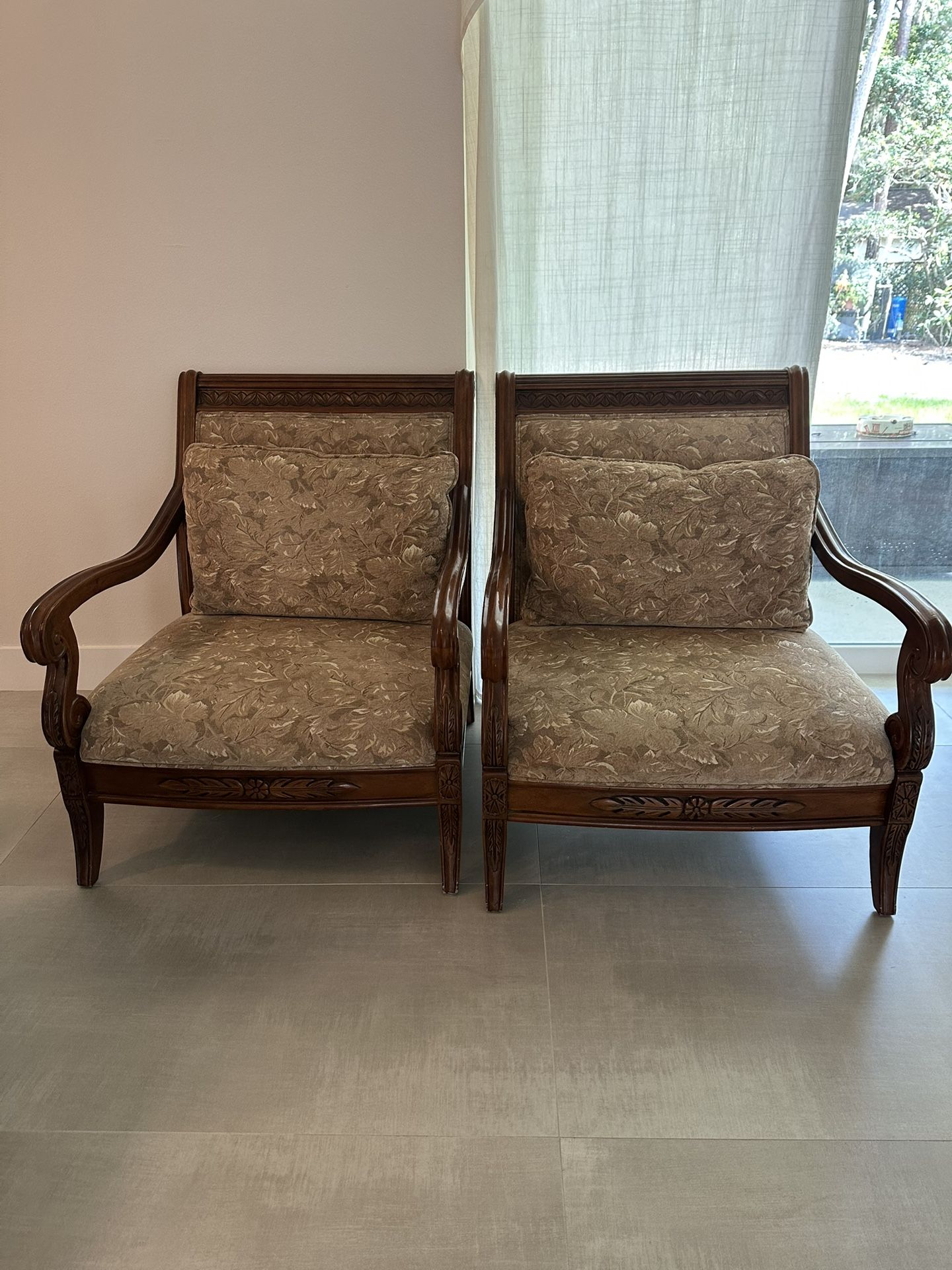 Living / Family Chairs, 2x$100, 1:$50