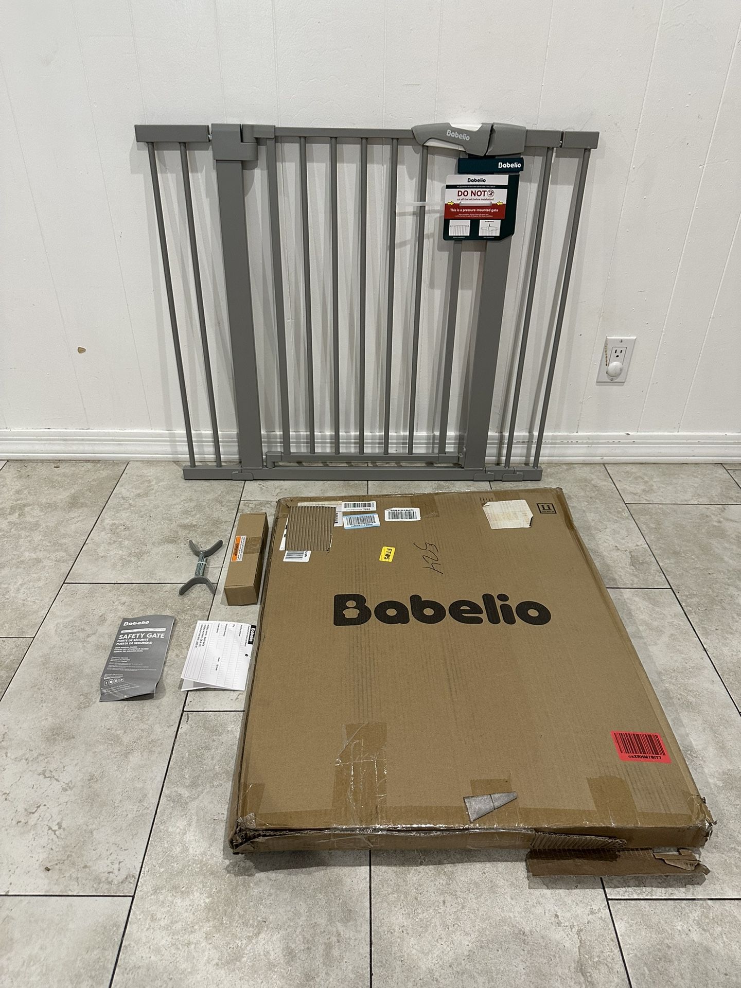 Wide Pet Gate / Baby Gate - Fits Openings 26” - 40”