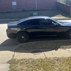 2014 DODGE CHARGER ( POLICE CAR ) JUST NEEDS  MINOR THINGS LIKE A OIL CHANGE, TITLE IN HAND  VEHICLE HAS 177k MILES FOR 