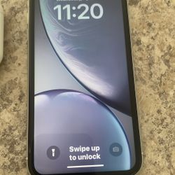 iPhone XR Whit Earbuds 