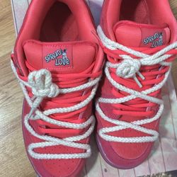 SPREAD LOVE SVEAKERS