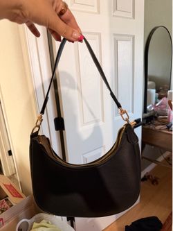 Black shoulder bag