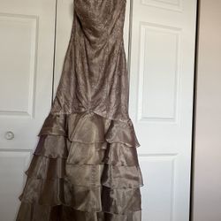 It’s Very Beautiful Long Evening Dress In Size 4 The Color Is Top Made By Javani It’s For Wading Or Prom Or Any Occasion