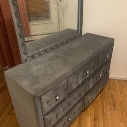 Dresser With Vanity Mirror 