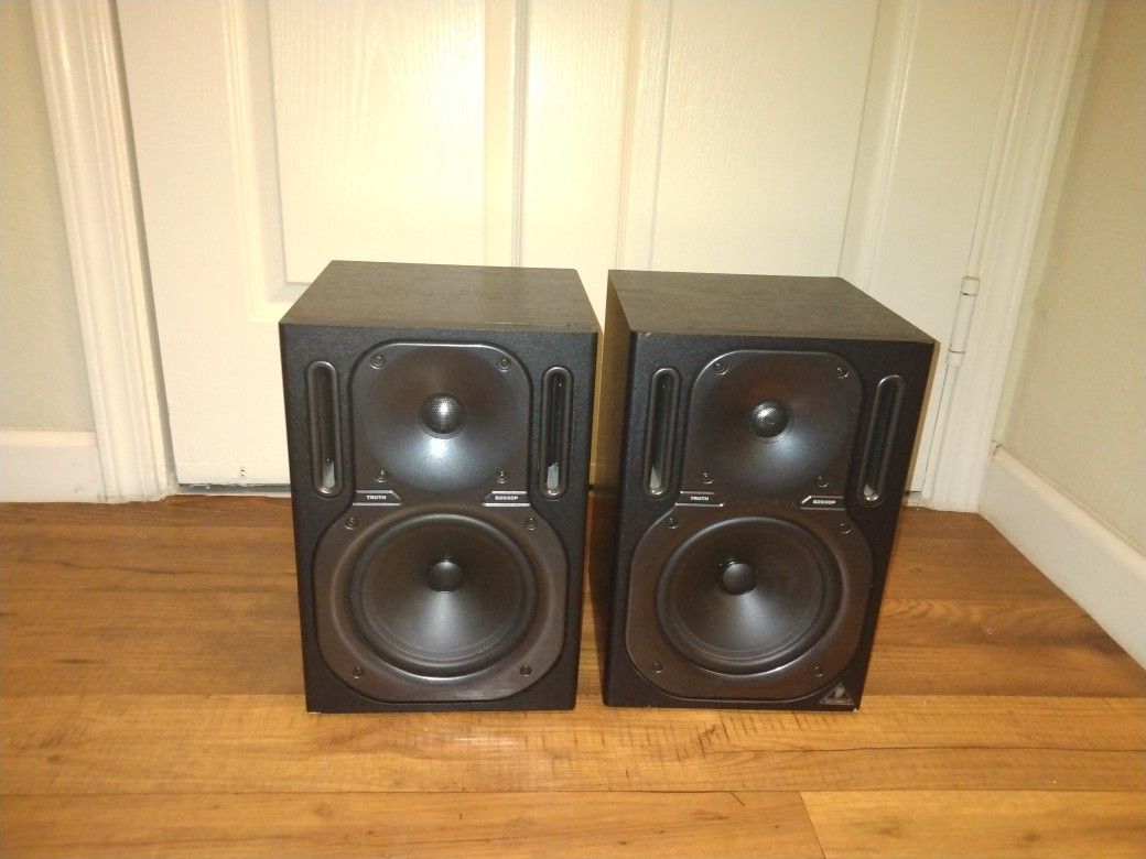 Behringer Truth Studio Monitors B2030p