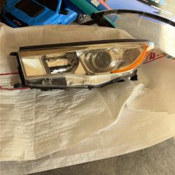 2014 Toyota Highlander Left Headlight 
