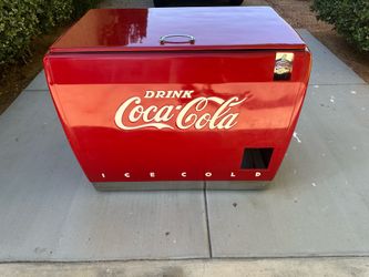 Vintage Coca Cola machine