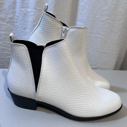 Woman’s White Ankle Boots With Zipper