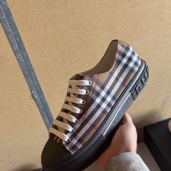 Burberry Shoes (READ DESCRIPTION)