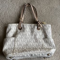Michael Kors Jet Set Vanilla Shoulder Purse