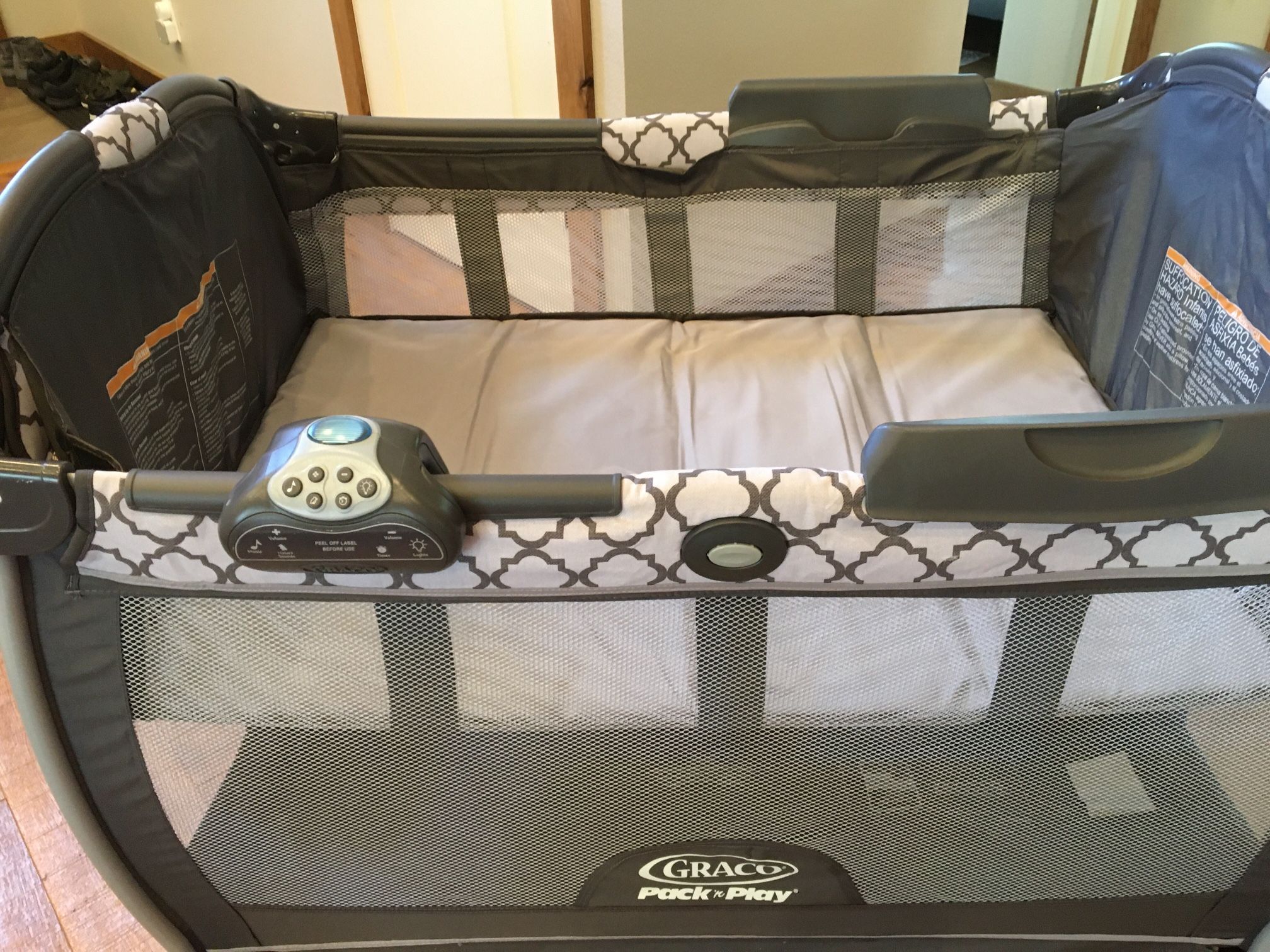 Graco Pack & Play w/organizer & Changing Table 