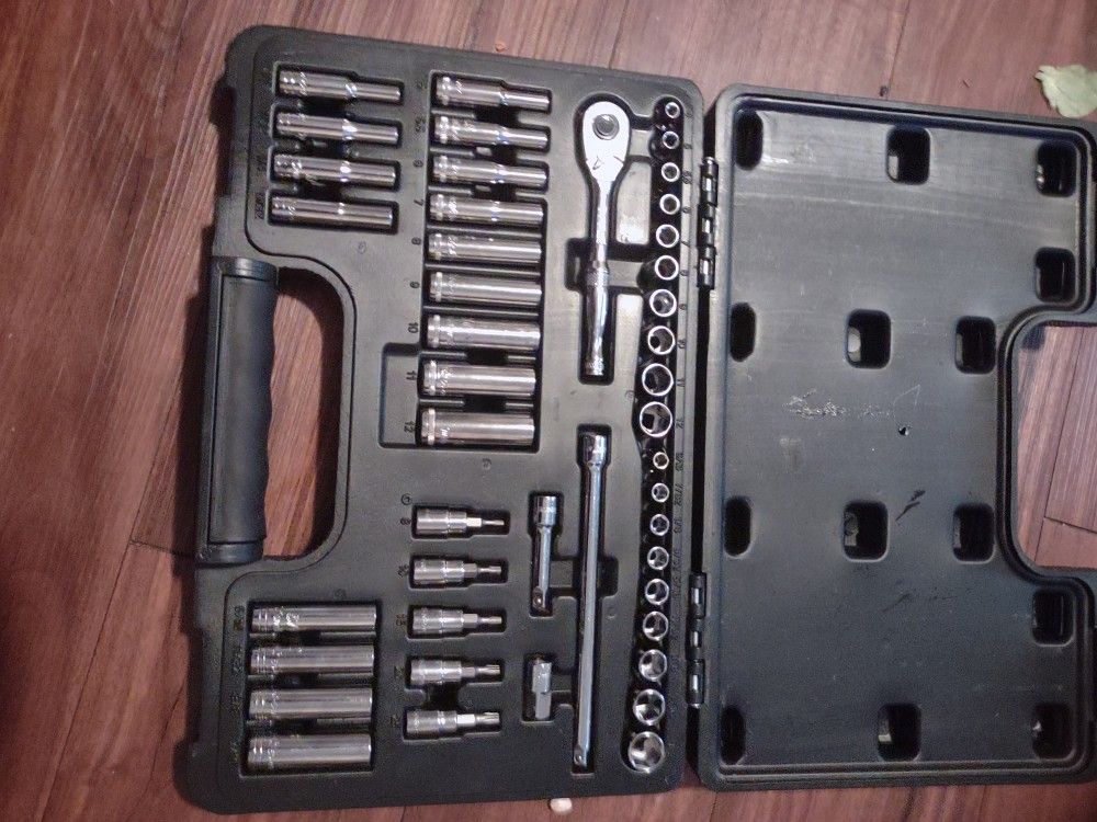 Im Selling New Duralast. 1/4..in Drive Ratchet/Sockets..45 Pzas