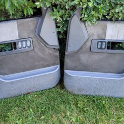 Door panels complete with electrical switches included in Great condition 
Fit 1988 to 1994
Obs GMC