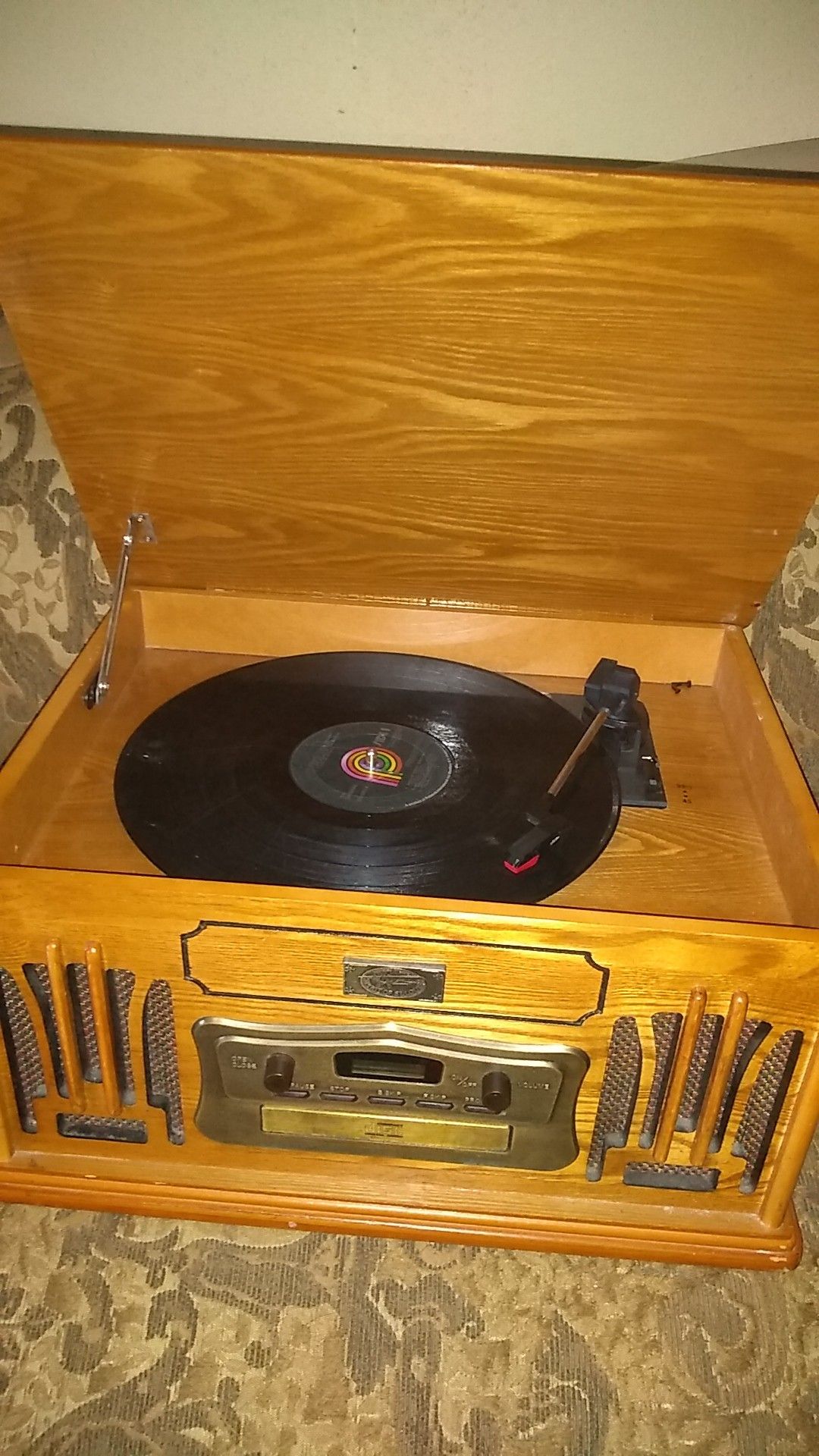 Vinyl,cd,casset,and radio player