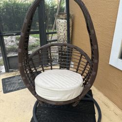 1-Person Braided Woven Patio Egg Swinger