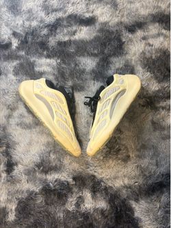 Yeezy 700 v3 Azael size 10.5