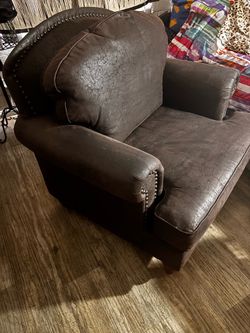 Nice chocolate brown chair  no smells no cat fur no dog fur very comfortable moving so it has to go. Can’t take it with me. Please come and pick it up