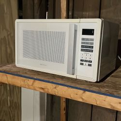 1000 Watt Microwave - Emerson Brand 