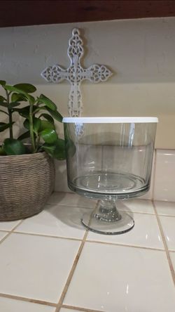 Pampered Chef Trifle Bowl with Lid – Brand New – $25