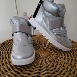 SOREL WOMEN 9 BRAND NEW 