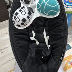 Like new 4moms MamaRoo Multi-Motion Baby Swing