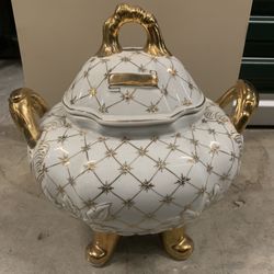  Decorative soup tureen with lid